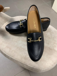Mocassini Alessandra in pelle nera con fibbia dorata