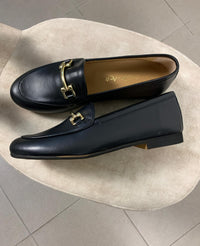 Mocassini Alessandra in pelle nera con fibbia dorata