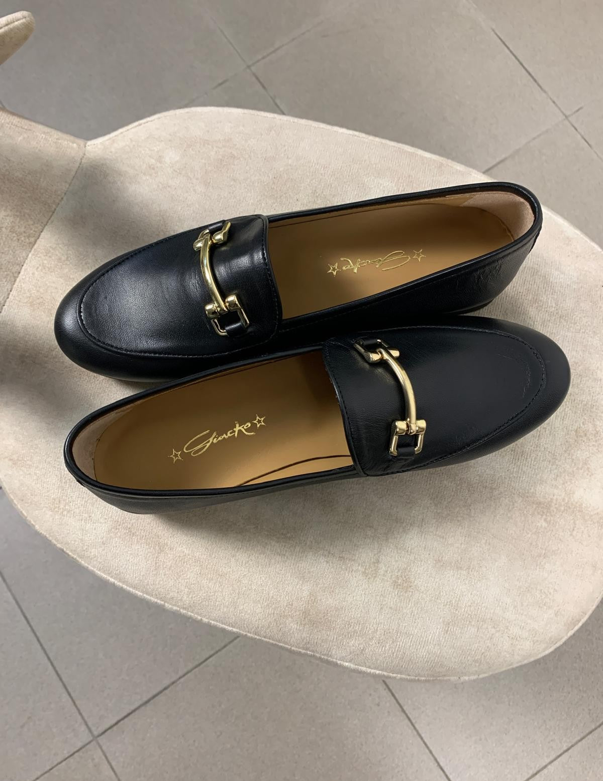 Mocassini Alessandra in pelle nera con fibbia dorata