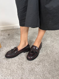 Mocassino bordeaux con frange e fibbia