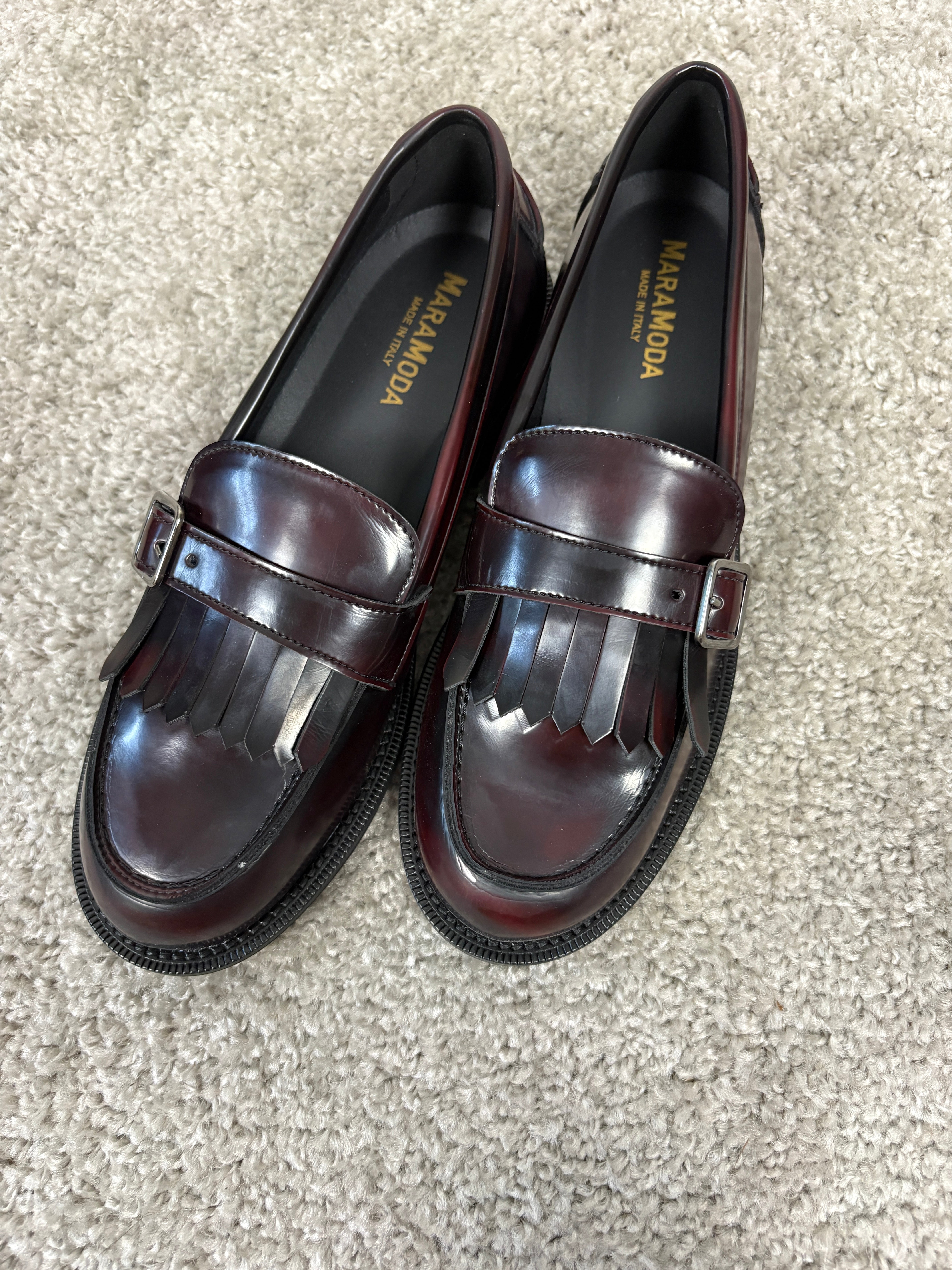Mocassino bordeaux con frange e fibbia