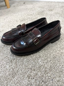 Mocassino bordeaux con frange e fibbia