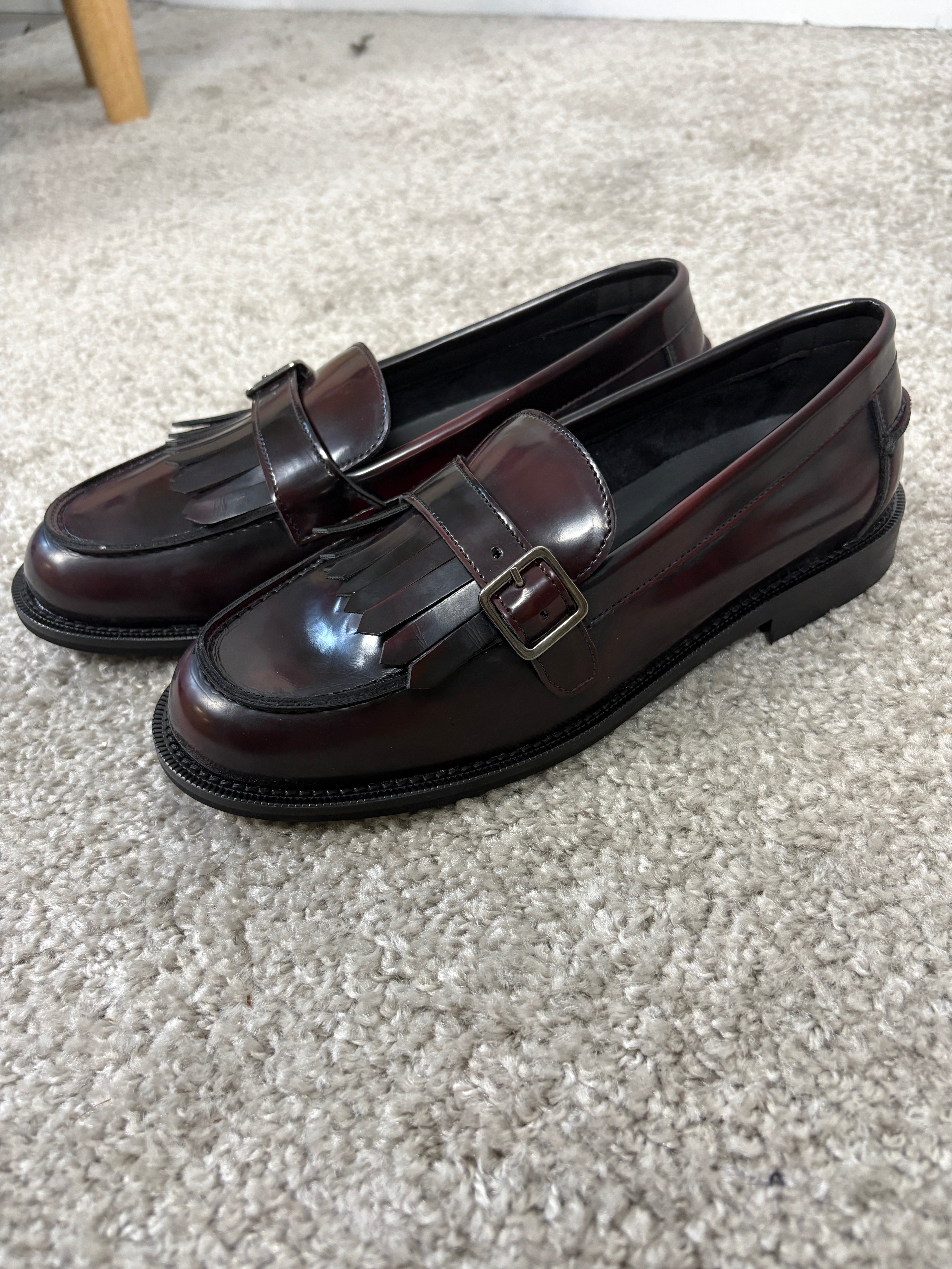 Mocassino bordeaux con frange e fibbia