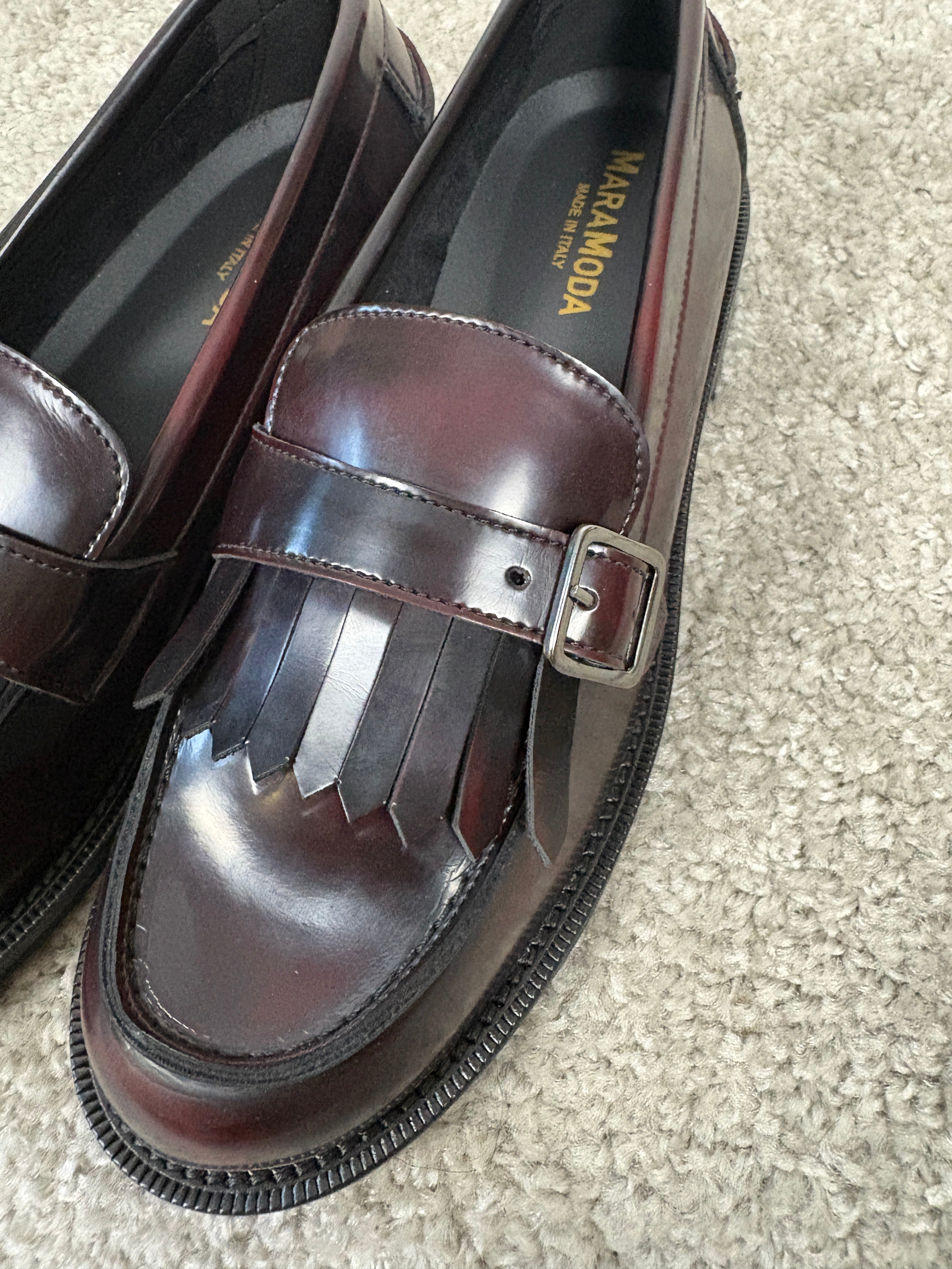 Mocassino bordeaux con frange e fibbia