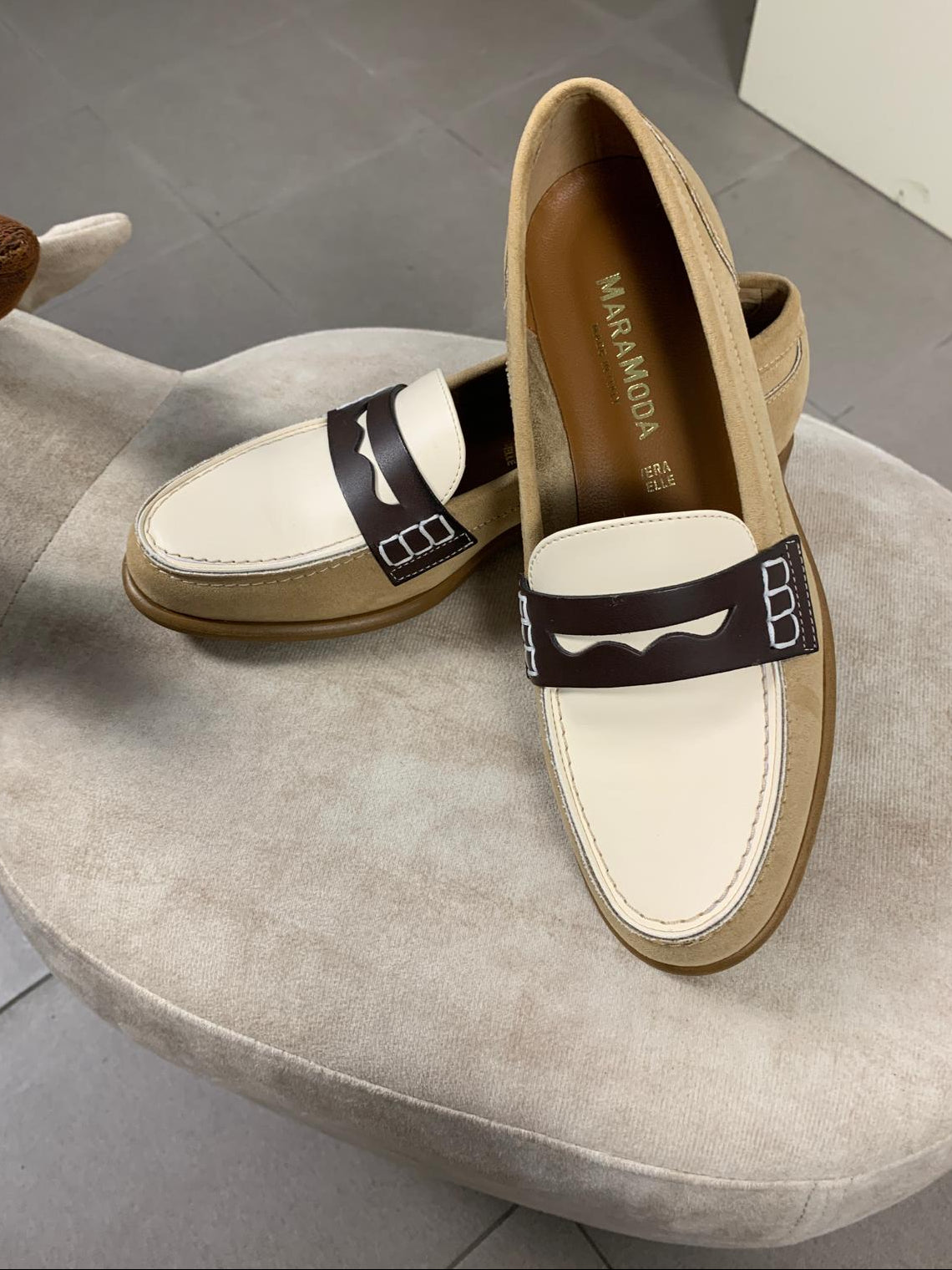 Mocassini Gioia in camoscio beige con dettagli in pelle