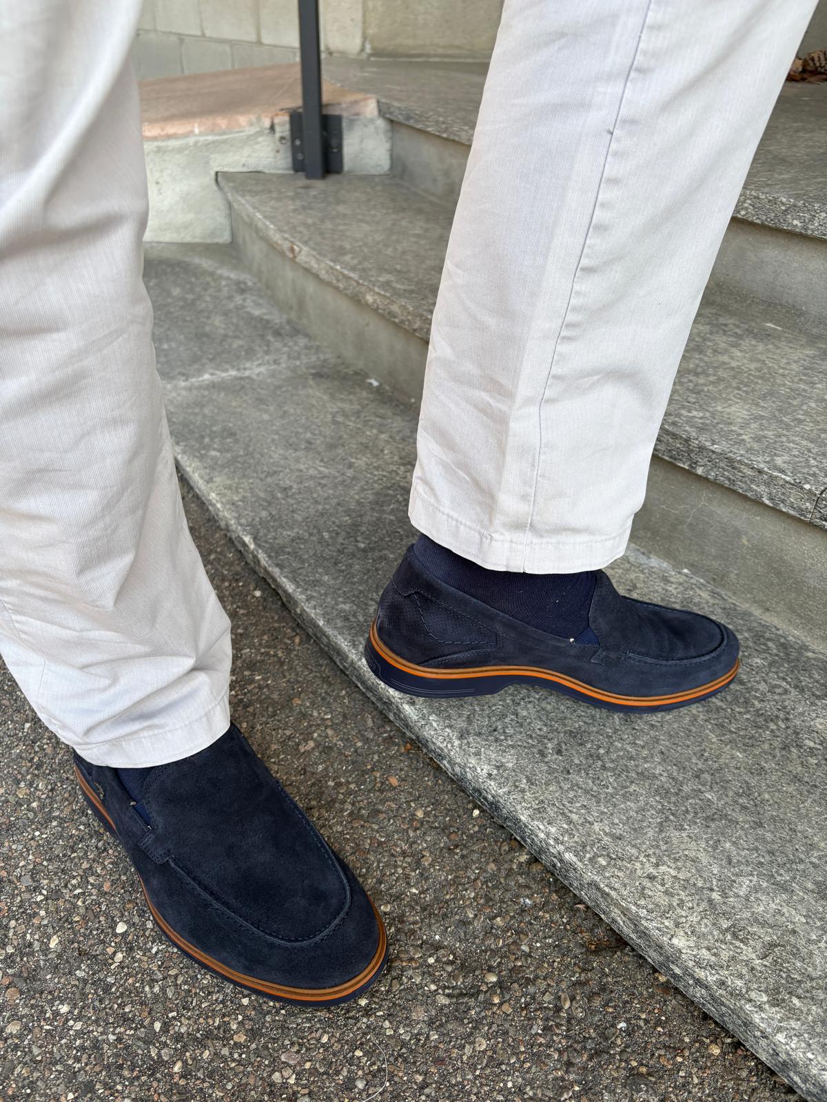 Mocassino uomo blu in camoscio con bordo cuoio