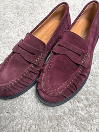 Mocassino in camoscio bordeaux con arricciature decorative