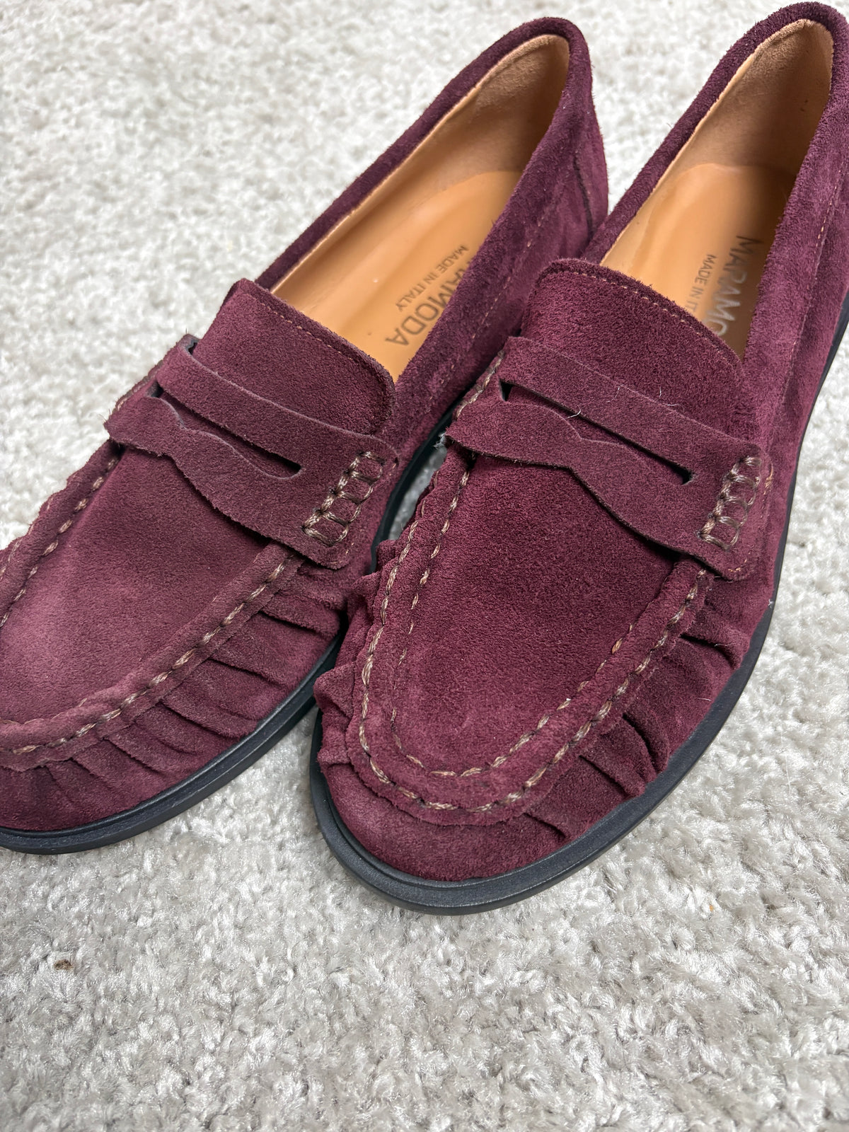 Mocassino in camoscio bordeaux con arricciature decorative