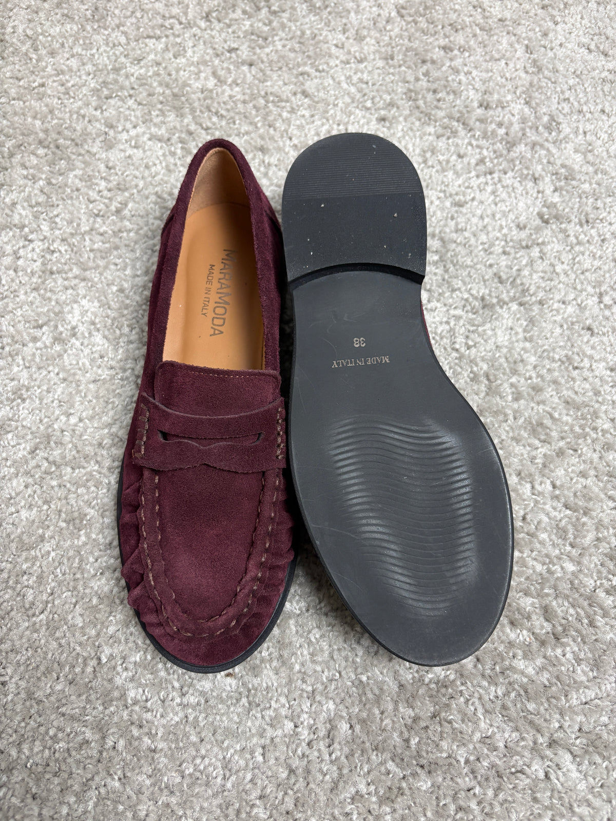 Mocassino in camoscio bordeaux con arricciature decorative
