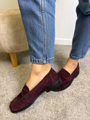 Mocassino in camoscio bordeaux con arricciature decorative