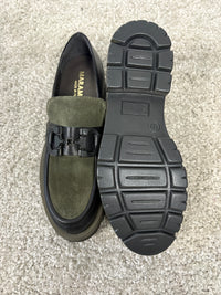 Mocassino in pelle nera e camoscio con fibbia
