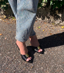 Mules nere in pelle con fibbia oro