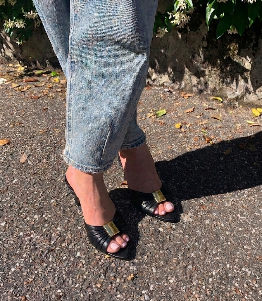 Mules nere in pelle con fibbia oro