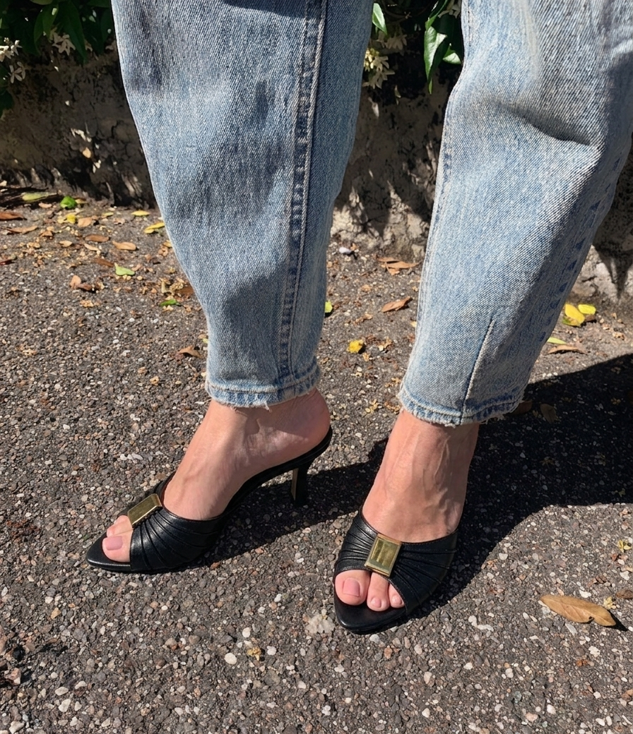 Mules nere in pelle con fibbia oro