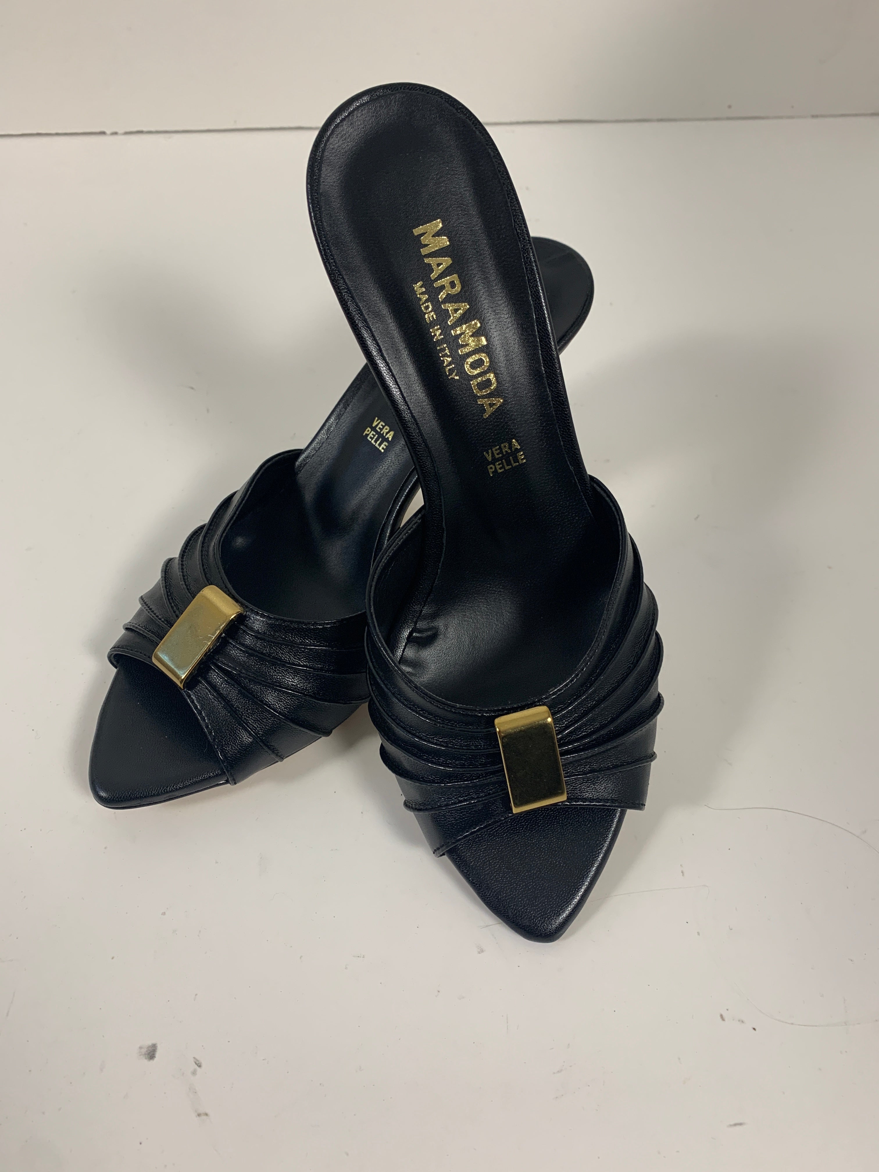 Mules nere in pelle con fibbia oro