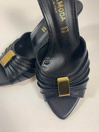 Mules nere in pelle con fibbia oro