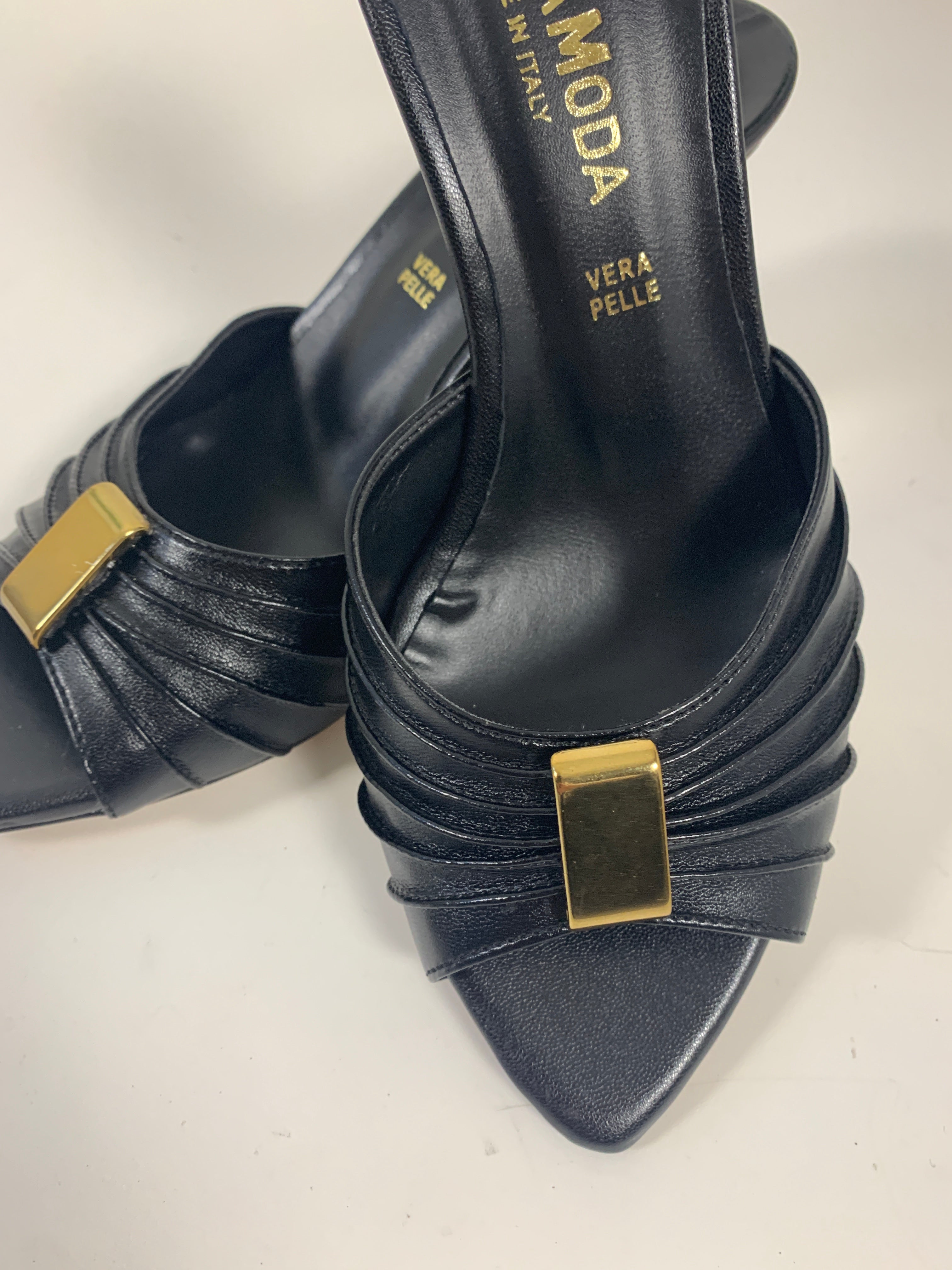 Mules nere in pelle con fibbia oro