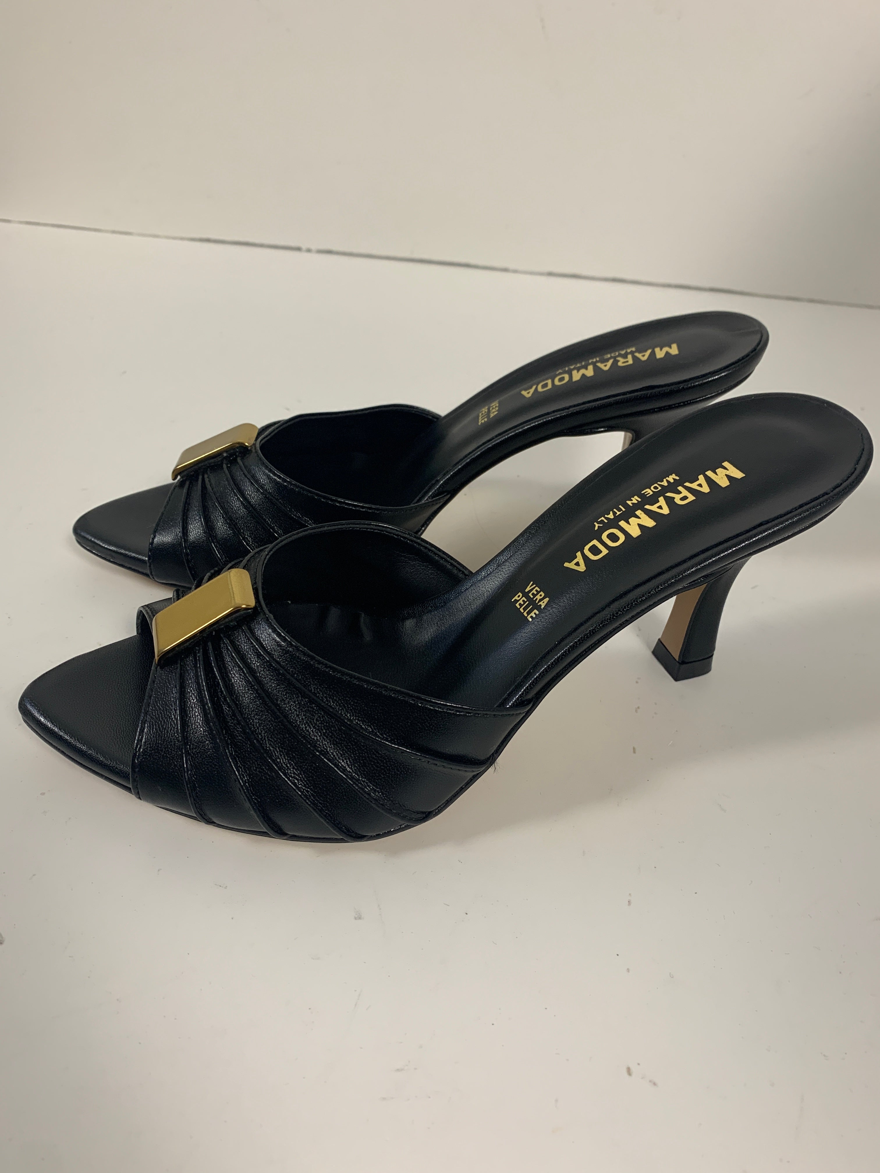 Mules nere in pelle con fibbia oro