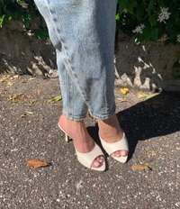 Mules in pelle color burro
