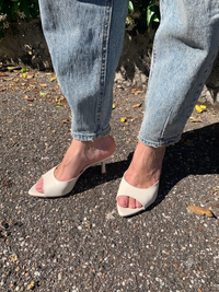 Mules in pelle color burro