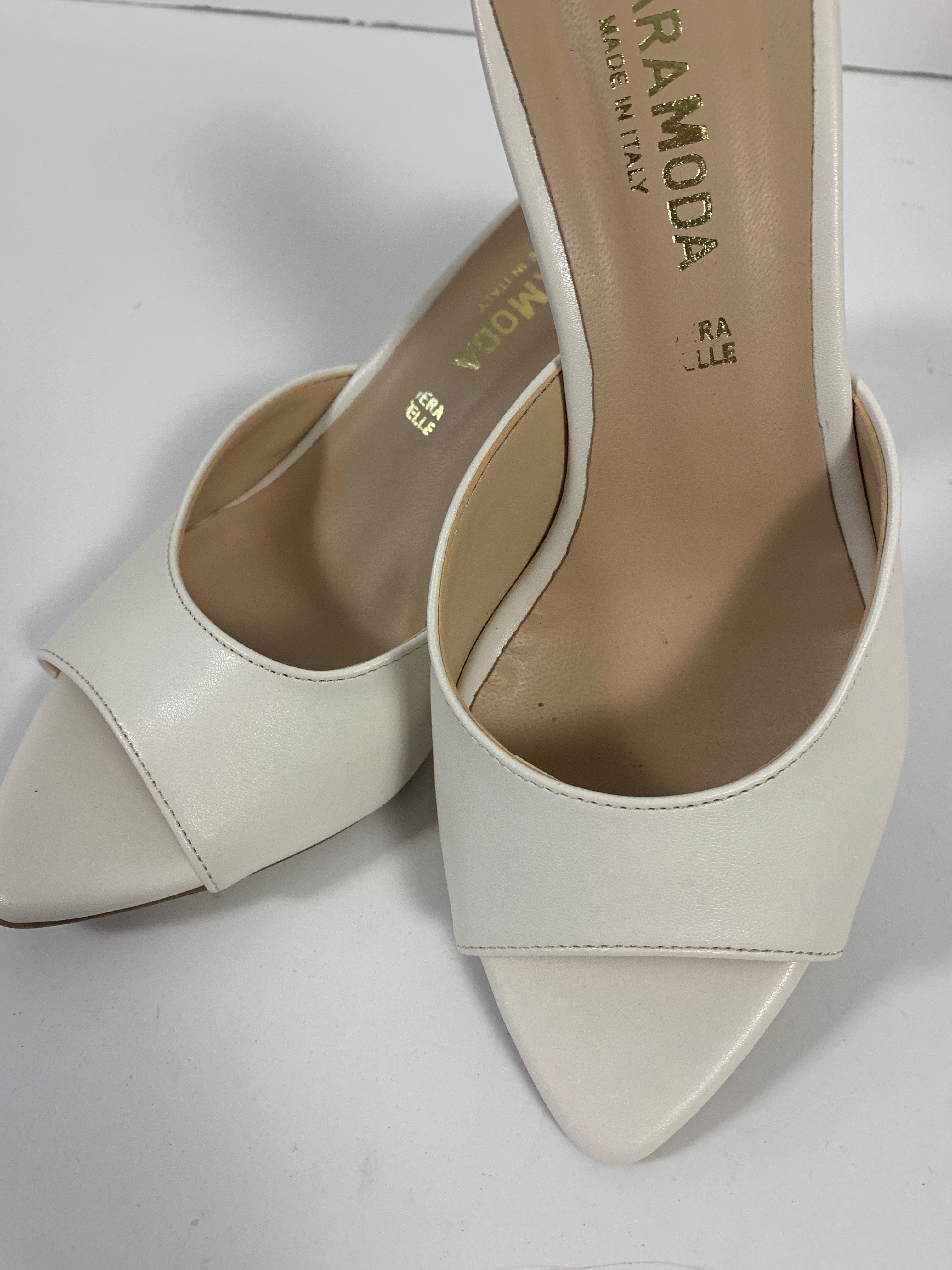 Mules in pelle color burro