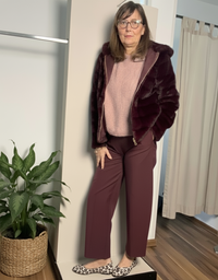 Pantalone carrot bordeaux con cucitura frontale