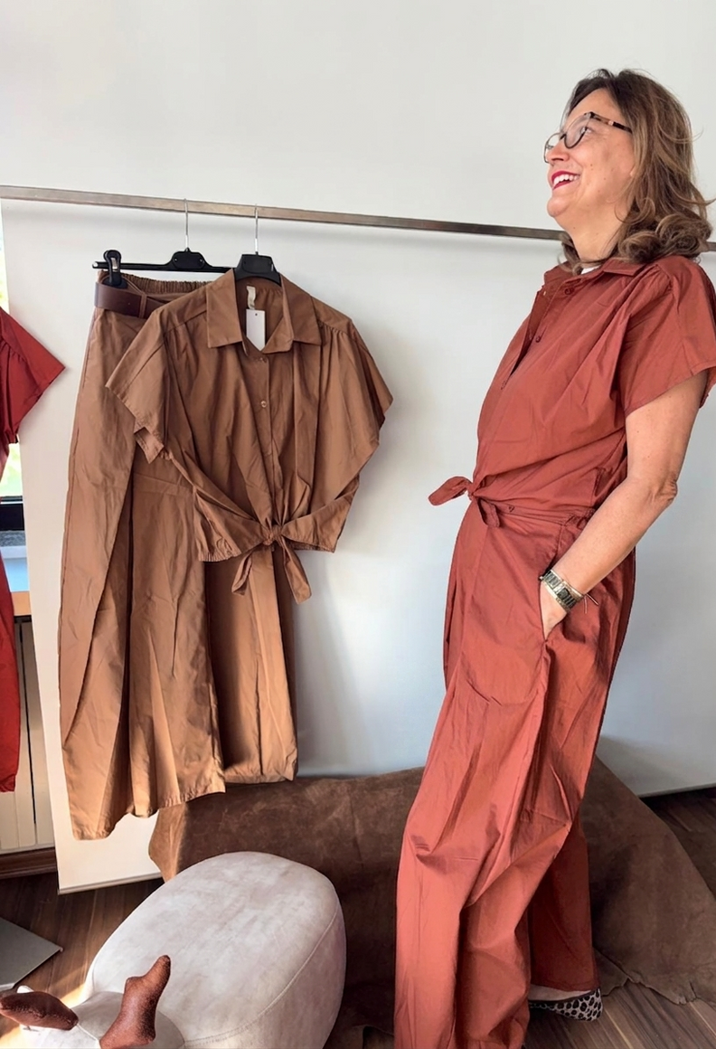 Pantalone in cotone con pieghe e elastico dietro