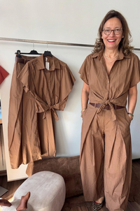 Pantalone in cotone con pieghe e elastico dietro