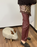 Pantalone in ecopelle con elastico e risvolto