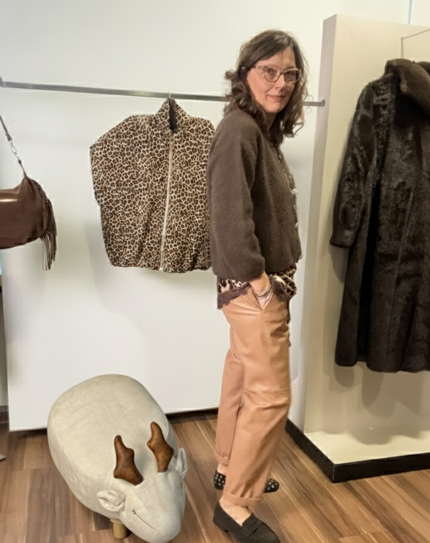 Pantalone in ecopelle con elastico e risvolto