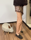 Pantalone in ecopelle con elastico e risvolto