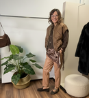 Pantalone in ecopelle con elastico e risvolto