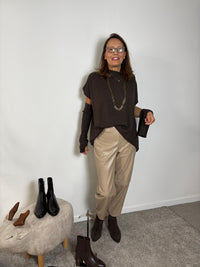 Pantalone carrot in ecopelle con elastico posteriore