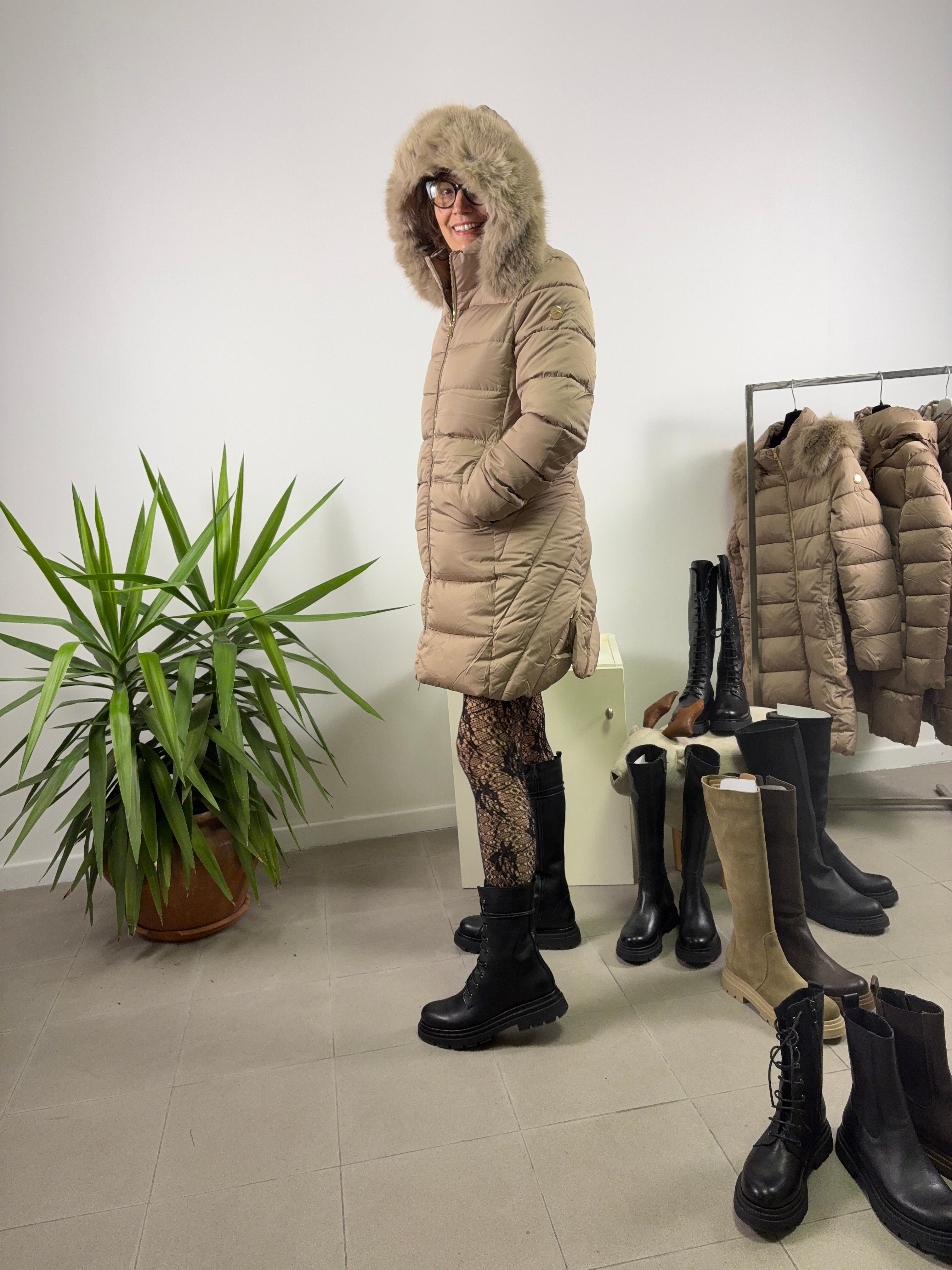 Piumino con cappuccio e pelliccia removibile