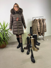 Piumino con cappuccio e pelliccia removibile