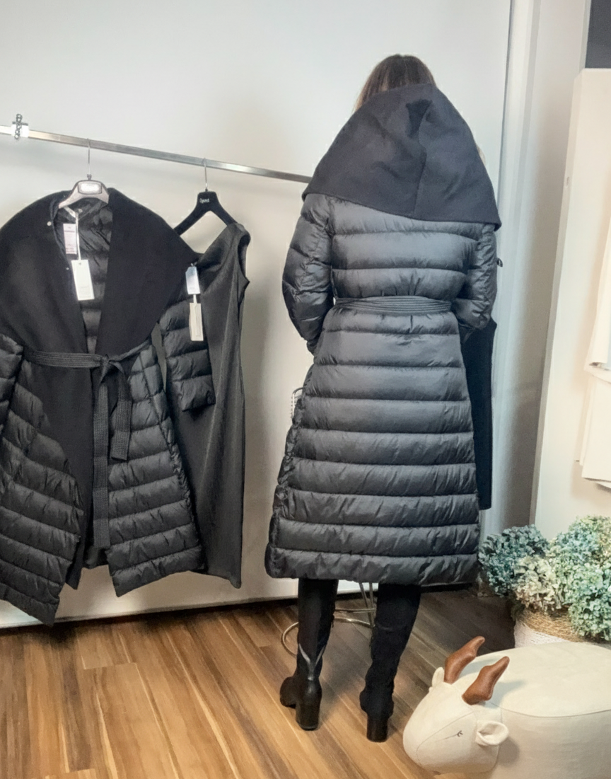 Piumino Operà lungo con collo accentuato e fiocco in vita