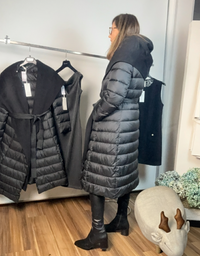 Piumino Operà lungo con collo accentuato e fiocco in vita