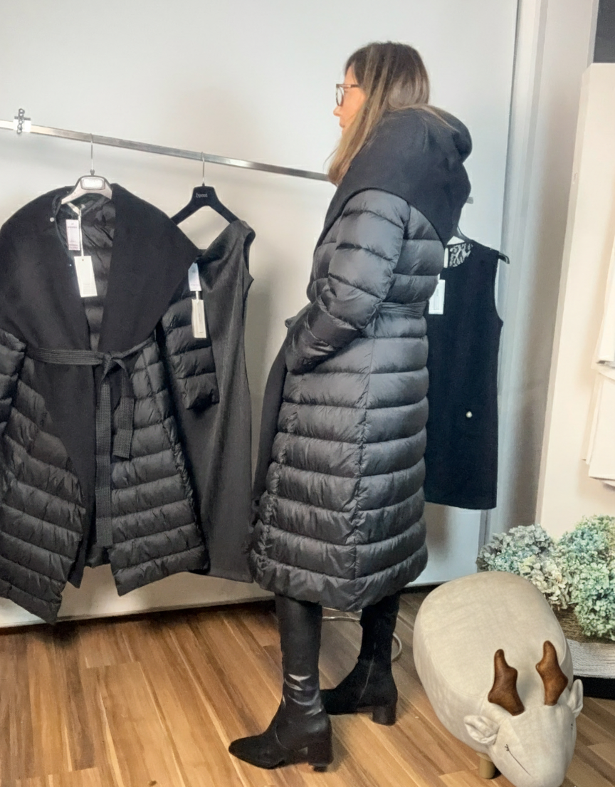 Piumino Operà lungo con collo accentuato e fiocco in vita