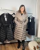 Piumino Operà lungo con collo accentuato e fiocco in vita