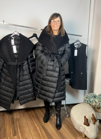 Piumino Operà lungo con collo accentuato e fiocco in vita