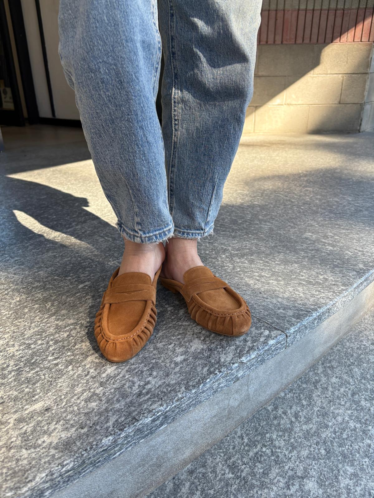 N6 Milano biscuit-colored suede clogs