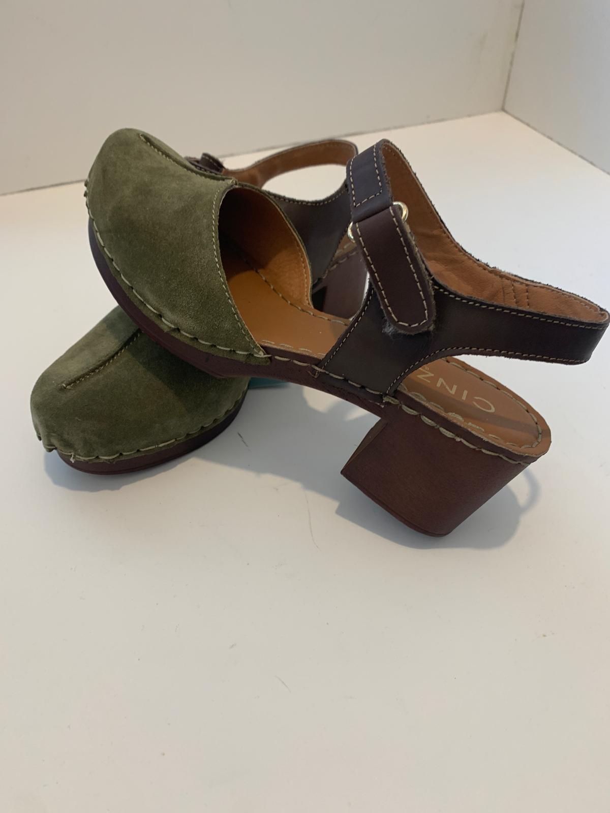 Sabot Cinzia Soft con tacco in camoscio verde con cinturino