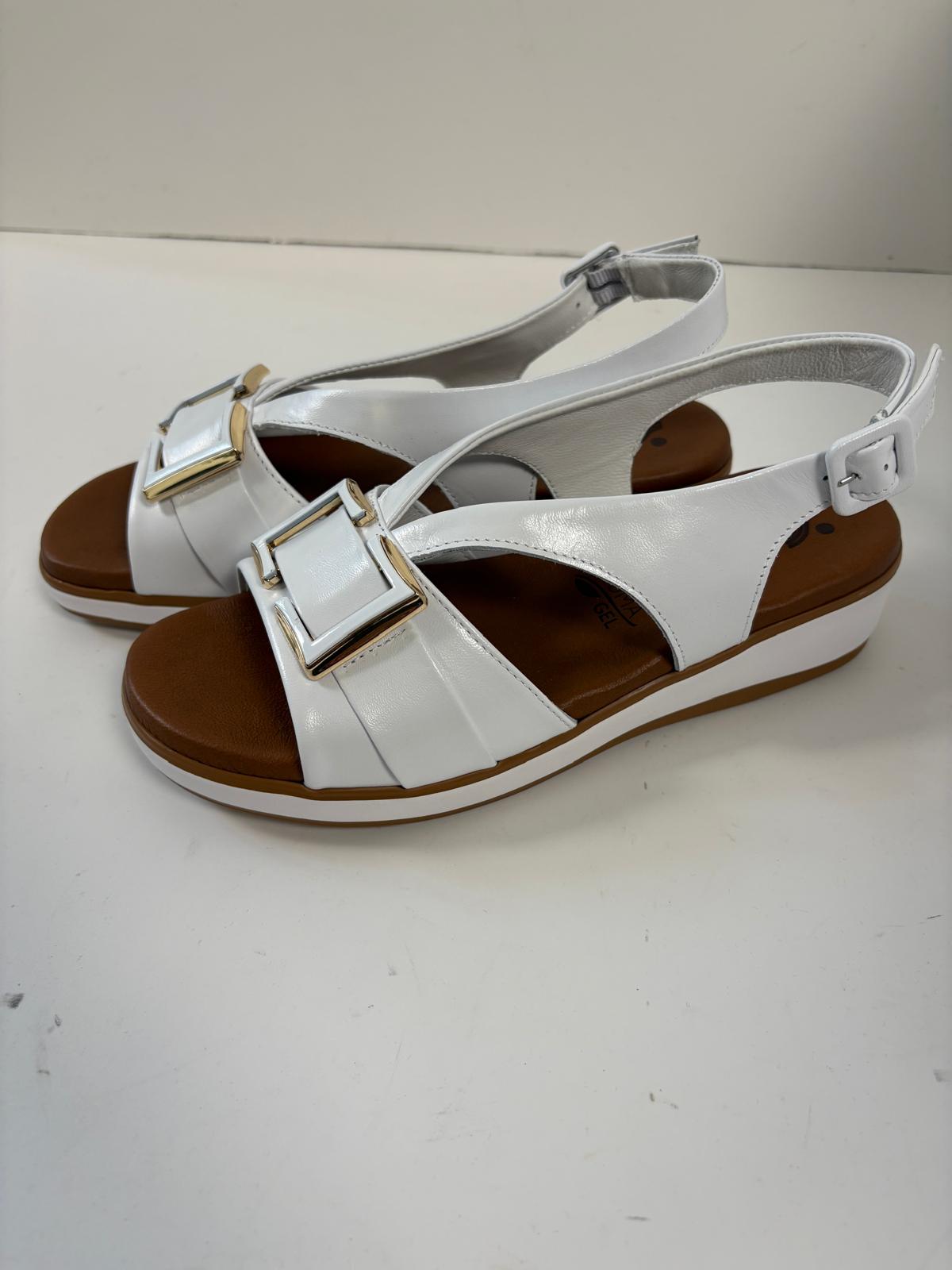 Sandalo bianco in nappa con fibbia oro