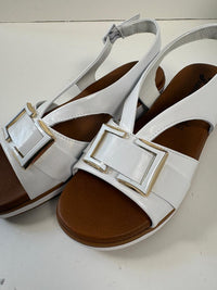 Sandalo bianco in nappa con fibbia oro