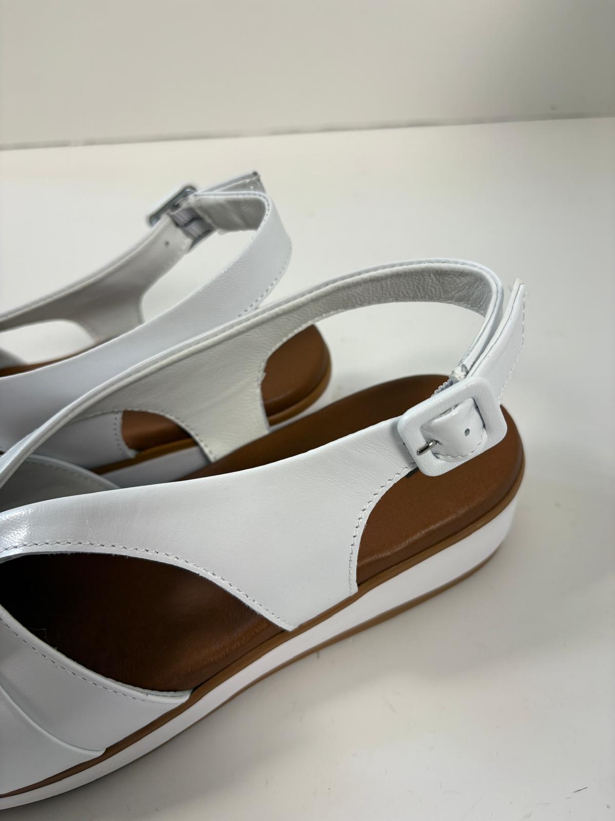 Sandalo bianco in nappa con fibbia oro