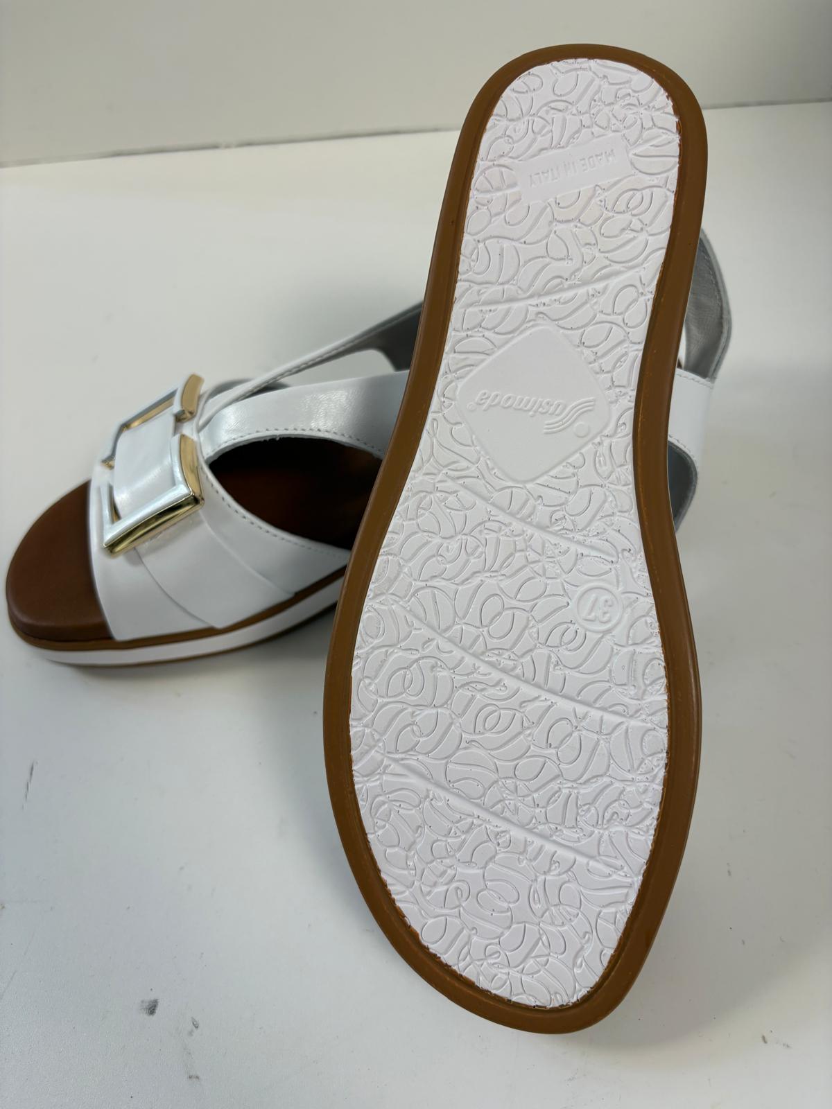 Sandalo bianco in nappa con fibbia oro
