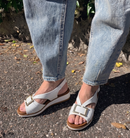 Sandalo bianco in nappa con fibbia oro