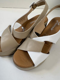 Sandalo bicolore in nappa con fasce incrociate