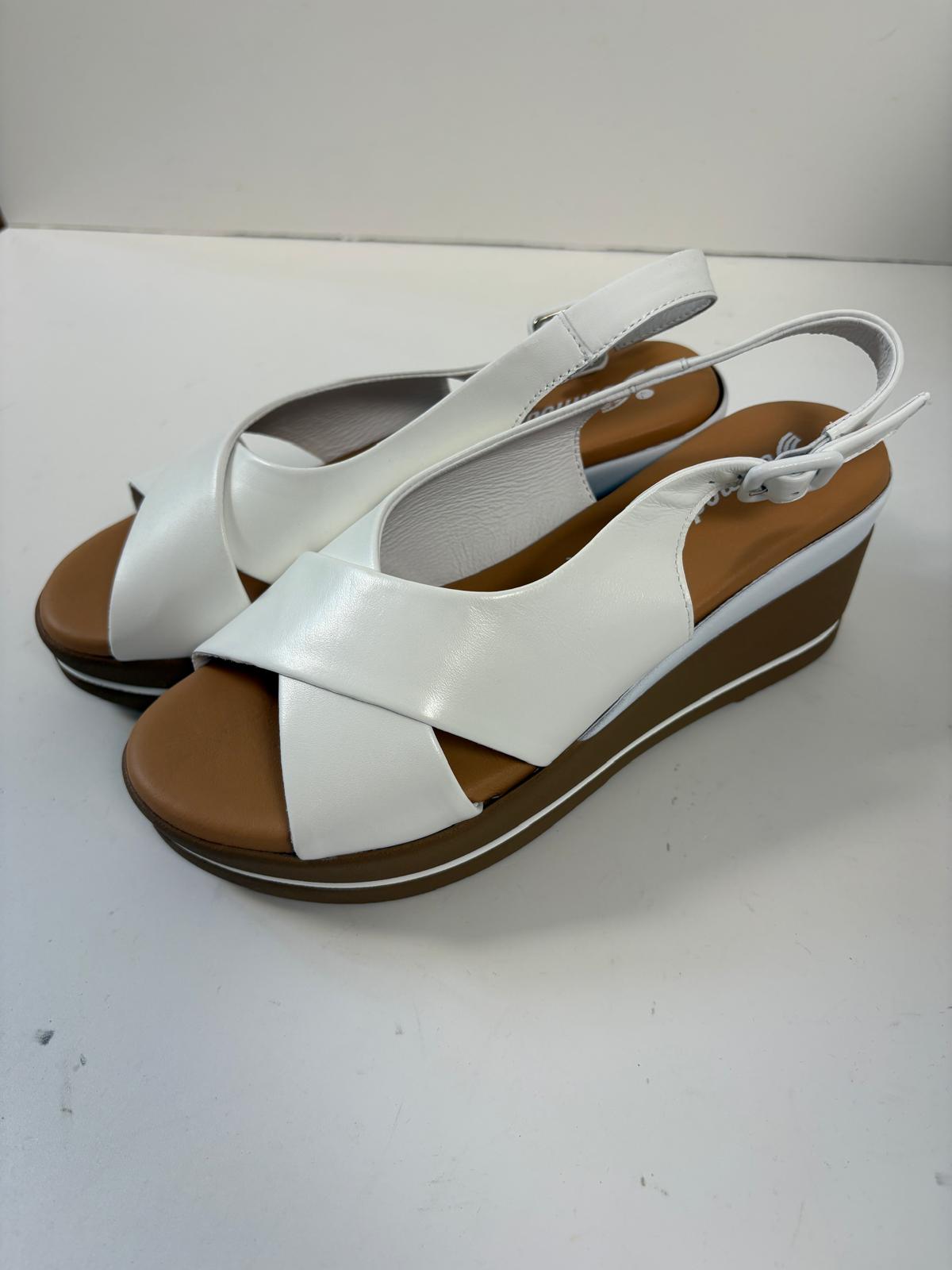 Sandalo in nappa bianca con fasce incrociate