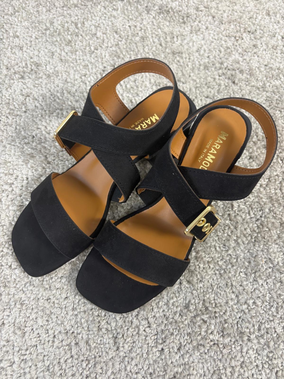 Sandalo nero in camoscio con tacco e maxi cinturino